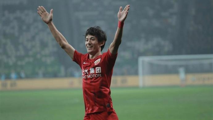 36 岁 “老黄忠” 王燊超再战一年，“带刀侍卫”靠啥关键时刻总能进球？